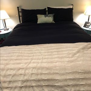 Brooklinen Duvet Cover and 2 Matching Pillowcases